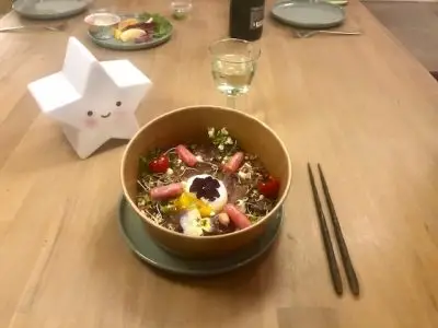 Emincé de thon rouge aux algues japonaises proposé en vente à emporter par le chef étoilé Tomohiro Uido à la tête du restaurant Le Village à Marly / © Steve Stillman pour Enlarge your Paris