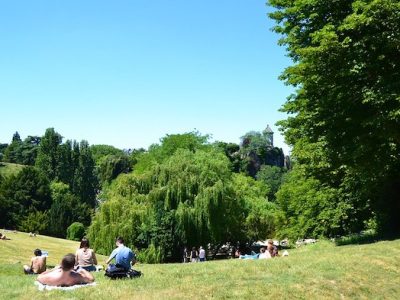 Le parc des Buttes-Chaumont au premier jour de la réouverture des parcs à Paris en mai 2020 après le confinement / © Paola Breizh (Creative commons - Flickr)