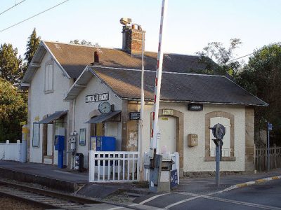 La gare de Santeuil-le-Perchay dans le Val-d'Oise doit accueillir d'ici à la fin de l'année Coopvexin, une coopérative alimentaire bio et locale à Santeuil / © Clicsouris (Wikimedia commons)