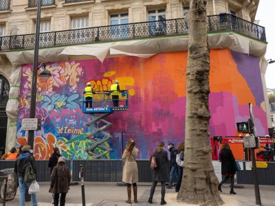 Le duo street artistes espagnols PichiAvo en pleine action boulevard Saint-Michel / © Matcha