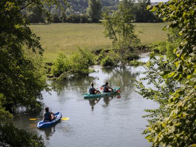 Canoë sur l'Epte, frontière naturelle entre l'Île-de-France et la Normandie / © Jérômine Derigny pour Enlarge your Paris