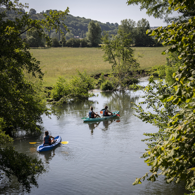 Canoë sur l'Epte, frontière naturelle entre l'Île-de-France et la Normandie / © Jérômine Derigny pour Enlarge your Paris
