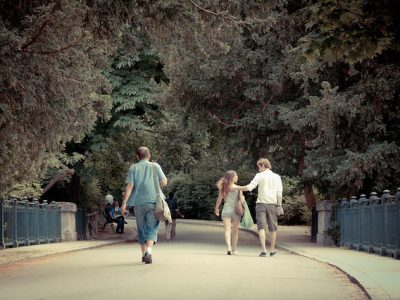 Amoureux dans les allées des Buttes-Chaumont à Paris / © Hurock24 (Creative commons / Flickr)