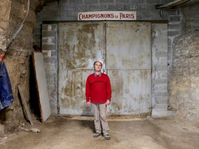 Angel Moioli, l'un des derniers champignonnistes grand-parisiens produit des champignons de Paris à Evecquemont / © Mélanie Rostagnat