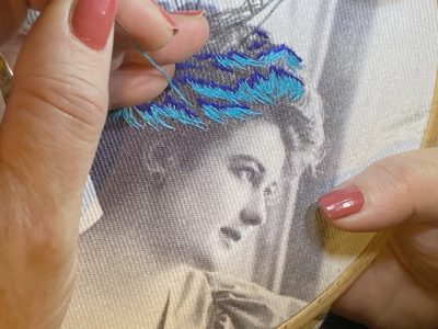 La réalisatrice Dominique Cabrera accueille dans sa maison de Montreuil une exposition de broderies contemporaines jusqu'au 11 juin / DR
