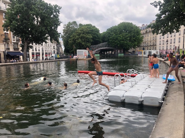 Samedi 19 juin, les Parisiens ont pu plonger dans le canal Saint-Martin dans le cadre de l'opération "Ménage ton canal" / © Steve Stillman pour Enlarge your Paris