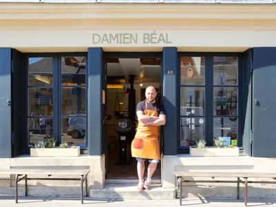 Artisan à Versailles, Damien Béal a choisi de travailler le cuir et le bois pour faire de la maroquinerie et du design / © Mélanie Rostagnat pour Enlarge your Paris