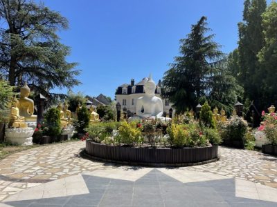 Le château de Lugny a été transformée en pagode par l’Association internationale thaïe des bouddhistes en France / © Anaïs Lerma pour Enlarge your Paris