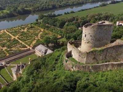 Le donjon du château de La Roche-Guyon a rouvert en mai / La Roche-Guyon © Images drone E JF Riche
