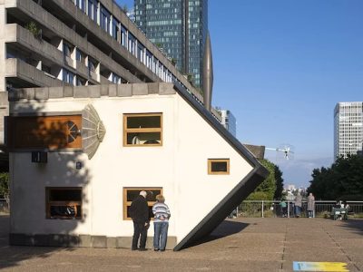 La Maison couchée, l'une des oeuvres exposées dans le cadre du festival Les Extatiques à La Défense / © Martin Argyroglo
