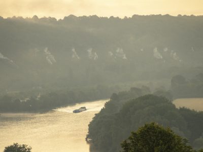 La Bretagne a la Côte de granit rose, le Grand Paris les falaises du Parc naturel du Vexin français le long de la Seine / © Jérômine Derigny pour Enlarge your Paris