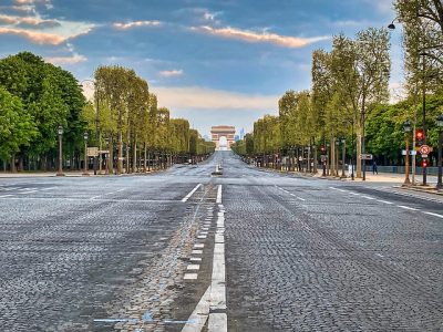 Les Champs-Elysées sans voitures pendant le confinement en avril 2020 / © Jérôme Delaunay (Flickr - Creative commons)