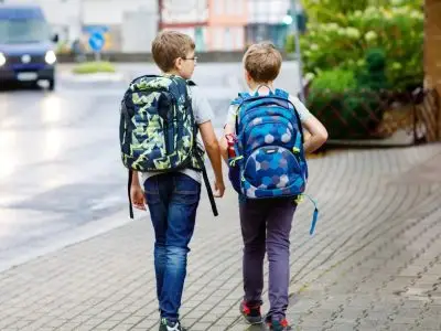 Enfants partant à l'école