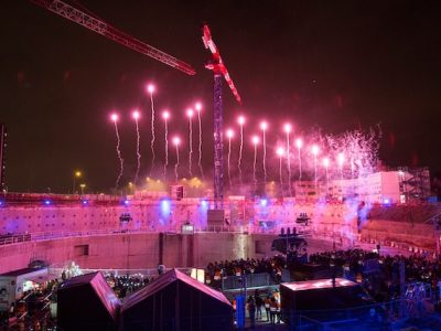 Feu d'artifice lors de KM8, fête organisée en février 2020 à Villejuif sur le chantier de la future gare Institut Gustave-Roussy du Grand Paris Express / © Société du Grand Paris - David Delaporte