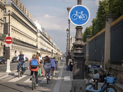 La piste cyclable de la rue de Rivoli à Paris / © Jérômine Derigny pour Enlarge your Paris