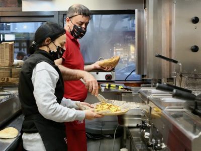 Mehmet et Hatun Goksungur, artisans kebabiers à Vincennes / @ Mélanie Rostagnat pour Enlarge your Paris