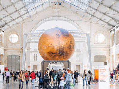 Le Centquatre à Paris organise un week-end spécial Blade Runner les 27 et 28 novembre. L'occasion entre autres d'admirer la planète Mars de l'artiste Luke Jerram suspendue sous la verrière / © Quentin Chevrier