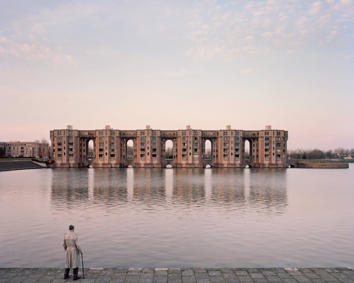 Jacques, 82 ans, face au Viaduc et aux Arcades du Lac à Montigny-le-Bretonneux / © Laurent Kronental