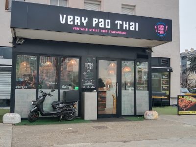 Le Very Pad Thaï dans une ancienne station-service à Bondy / © Léonard Masson pour Enlarge your Paris