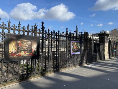 L'exposition « Les aventures de Supershaktimaan » est à voir sur les grilles du pont Saint-Ange à Paris / © Nicolas Henry