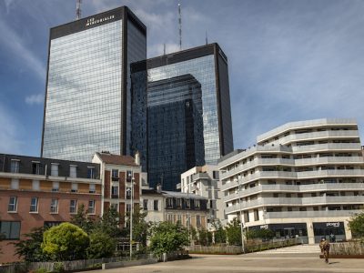 Depuis un an, le collectif Soukmachines propose la location de bureaux à des indépendants dans les tours Mercuriales à Bagnolet / © Jérômine Derigny pour Enlarge your Paris