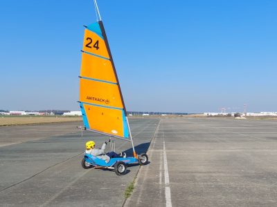 La Fédération française de char à voile et le club Kyte de ouf proposent des initiations au char à voile sur une ancienne base militaire en Essonne / © Enlarge your Paris
