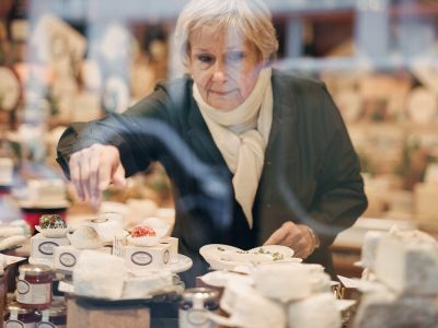 Marie-Anne Cantin, fromagère parisienne à l'honneur dans le nouveau magazine Culs-de-Poule lancé par la journaliste grand-parisienne Alvina Ledru-Johansson / © Brieuc Segalen