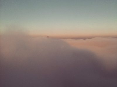 Le sommet de la tour Eiffel vu depuis le 47e étage de la tour Montparnasse au-dessus des nuages / © Steve Stillman pour Enlarge your Paris