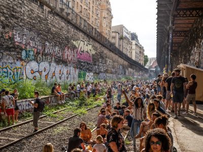 La friche du Hasard ludique sur la Petite ceinture dans le 18e organise son 1er open air de la saison ce week-end / © Hasard ludique