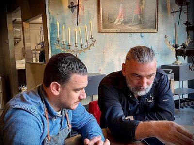 Le chef étoilé Jacky Ribault et Arnaud Baptiste, ancien candidat de Top Chef en 2021 et aux manettes des cuisines des Mérovingiens à Noisy-le-Grand / © Les Mérovingiens