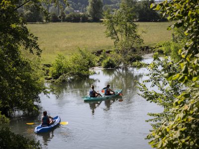Canoë sur l'Epte, frontière naturelle entre l'Île-de-France et la Normandie / © Jérômine Derigny pour Enlarge your Paris