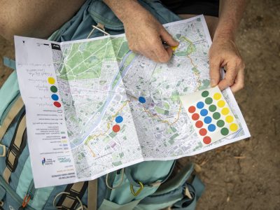 Un participant du Tour piéton du Grand Paris en 2021 en train de marquer ses coups de coeur / © Jérômine Derigny pour Enlarge your Paris