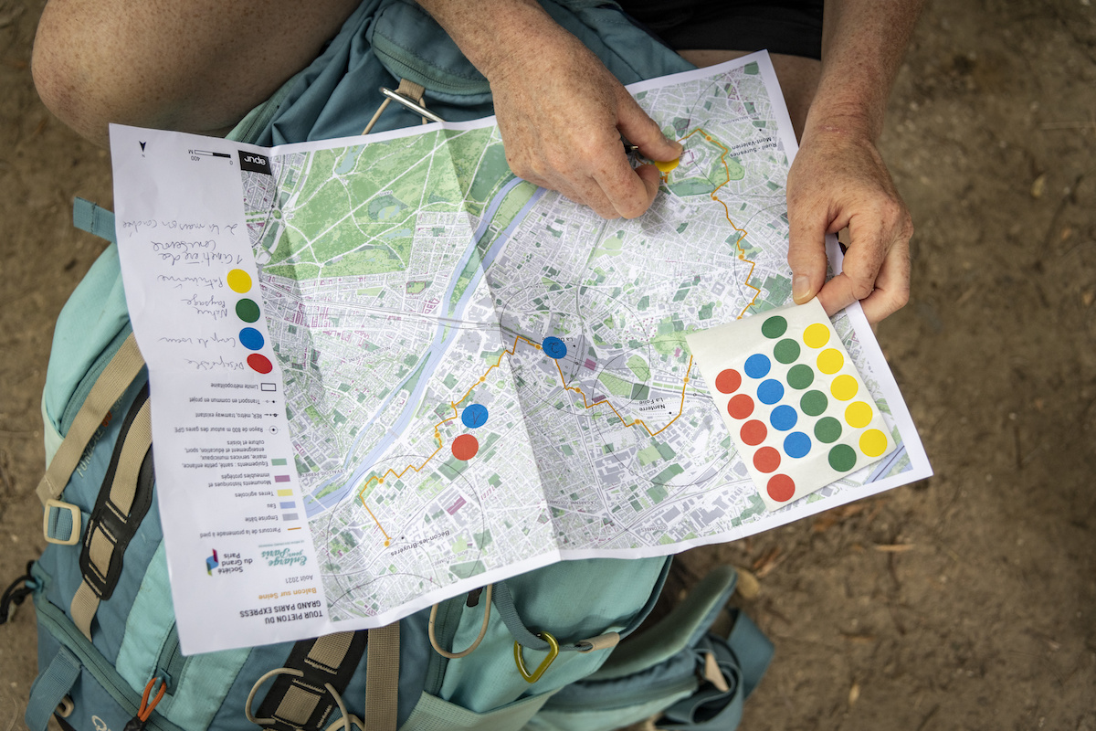 Un participant du Tour piéton du Grand Paris en 2021 en train de marquer ses coups de coeur / © Jérômine Derigny pour Enlarge your Paris