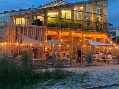 La terrasse du Passage à niveau, le restaurant de la Ferme du Rail à Paris / © La Ferme du Rail