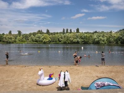 La plage de l'île de loisirs de Bois-le-Roi en lisière de la forêt de Fontainebleau en Seine-et-Marne / © Jérômine Derigny pour Enlarge your Paris