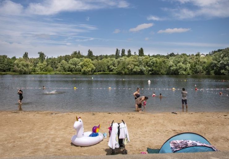 La plage de l'île de loisirs de Bois-le-Roi en lisière de la forêt de Fontainebleau en Seine-et-Marne / © Jérômine Derigny pour Enlarge your Paris