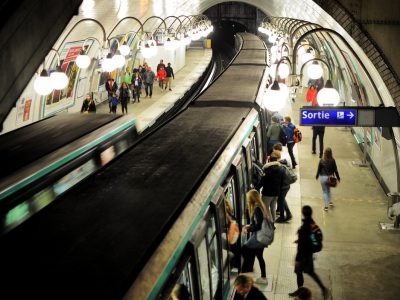 Le masque ne sera plus obligatoire dans les transports en commun à partir du 16 mai comme ici dans le métro parisien / © Olivier Prt (Creative commons - Flickr)