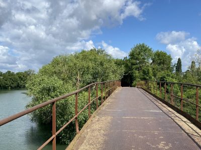 Une passerelle entre l'Yonne et un lac de la Bassée.