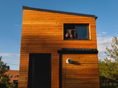 La jeune entreprise Senja mise sur le concept des tiny houses pour encourager le tourisme local et engagé / © Senja
