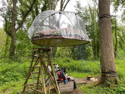 Les bulles dans les arbres de la Maison du Rocher à Noisy-sur-Ecole, un hébergement inattendu à 60 km de Paris / © Steve Stillman pour Enlarge your Paris