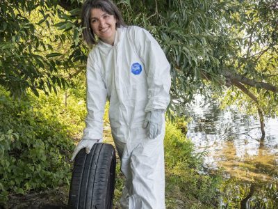 Samia, bénévole pour l'association OSE venue ramasser les déchets sur les bords de Seine à Saint-Denis à l'occasion de Ménage ton canal le 16 juillet / © Jérômine Derigny pour Enlarge your Paris