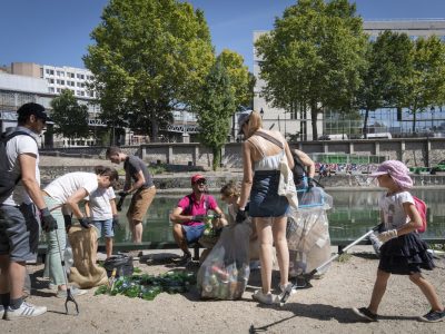 Des bénévoles de l'association Kanalien en pleine collecte de déchets à l'occasion de Ménage ton canal organisé le 16 juillet par Enlarge your Paris en partenariat avec la Ville de Paris / © Jérômine Derigny pour Enlarge your Paris