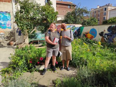 L'artiste Thom Thom, co-auteur du Guide du street art à Paris, et Sigismond Cassidanius, président de l'association Les arts fleurissent la ville, aux Lilas / © Joséphine Lebard pour Enlarge your Paris