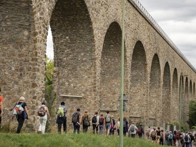 Pour Nuit Blanche, Enlarge your Paris, en partenariat avec la Métropole du Grand Paris, organise cinq randonnées urbaines comme ici à Arcueil / © Jérômine Derigny pour Enlarge your Paris
