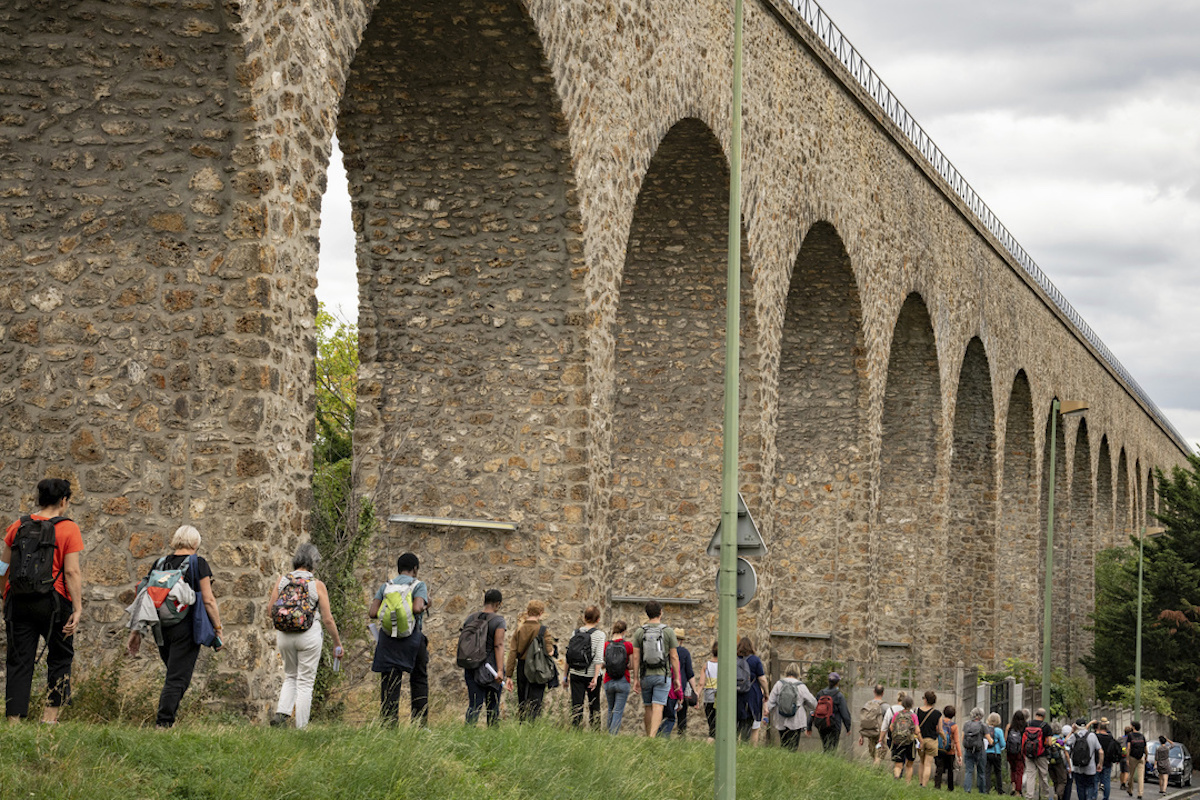 Pour Nuit Blanche, Enlarge your Paris, en partenariat avec la Métropole du Grand Paris, organise cinq randonnées urbaines comme ici à Arcueil / © Jérômine Derigny pour Enlarge your Paris