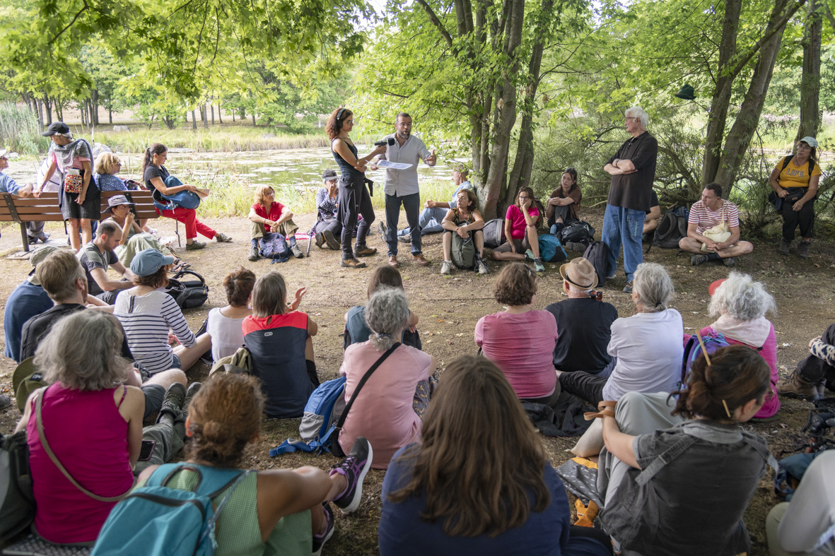 Intervention de l'historien du département de Seine-Saint-Denis, Benoît Pouvreau, dans le parc Georges-Valbon / © Jérômine Derigny pour Enlarge your Paris