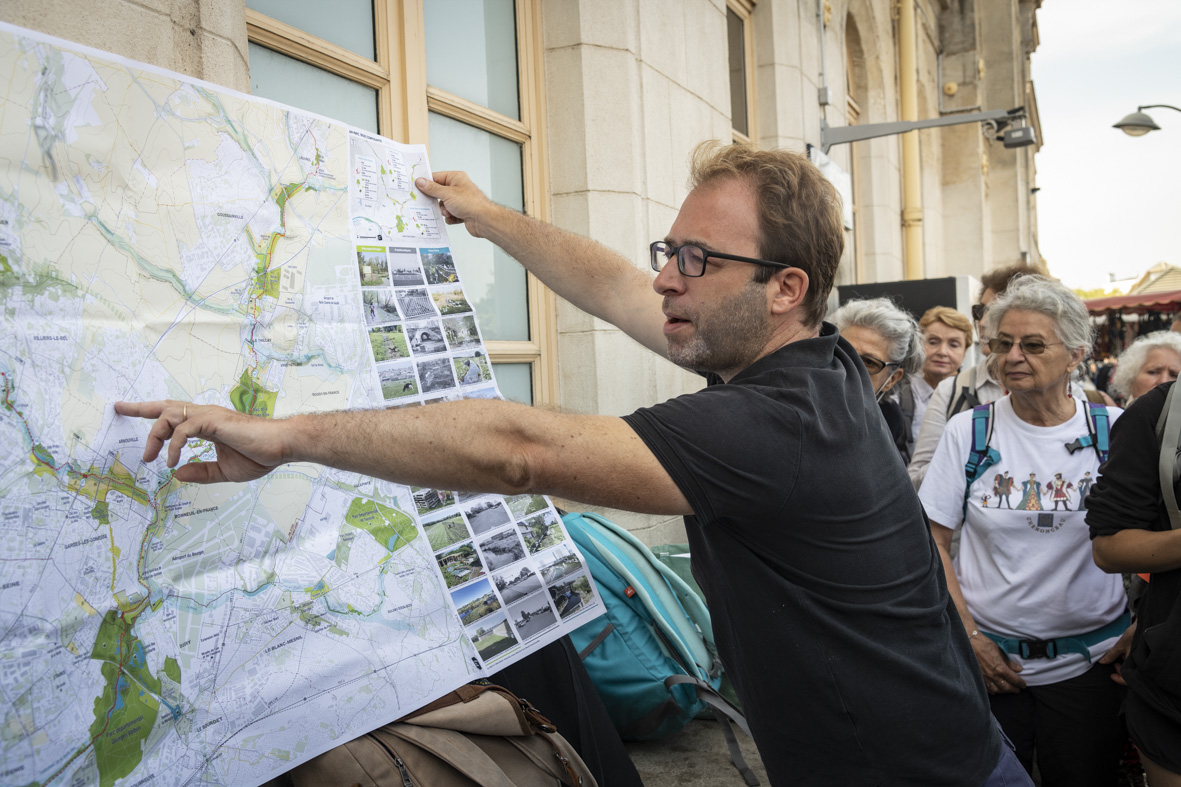 Présentation du parcours de la randonnée par Vianney Delourme, co-fondateur d'Enlarge your Paris / © Jérômine Derigny pour Enlarge your Paris