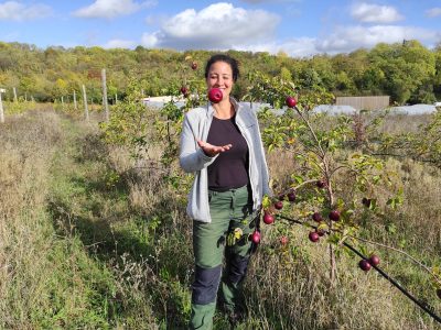 Hanane Somi a créé la ferme maraîchère Sauvages et Cultivées sur des terres qu'elles louent à la Région à Chelles en Seine-et-Marne / © Joséphine Lebard pour Enlarge your Paris