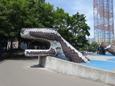 Le serpent au pied des Tours nuages à Nanterre / © Guilhem Vellut