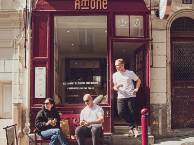 Les fondateurs d'Amonë, Guillaume Verlet et Pierre Renaud, devant leur restaurant de Montmartre qui s'est fait une spécialité des cordons bleus / © Amonë